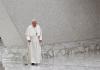El papa Francisco, a su llegada a la audiencia semanal de los miércoles, en el Vaticano.