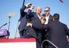 Donald Trump fue evacuado por su custodia y agentes del Servicio Secreto del acto de campaña en Pensilvania tras un tiroteo.
