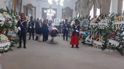 Los restos del exgobernador Busti son velados en Casa de Gobierno