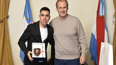 El atleta Julián Molina fue recibido por el gobernador Gustavo Bordet