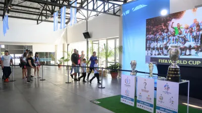 Grandes y chicos disfrutaron de cerca las Copas obtenidas por la selección argentina