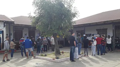 gente esperando para votar