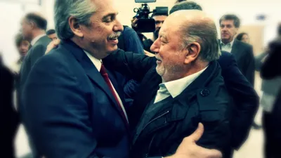 Busti abrazo con Fernández