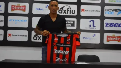 Patronato oficializó la llegada de Lucas Barrios, un trotamundos con pasado de selección