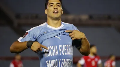 Uruguay le ganó sobre la hora a Chile en el inicio de las Eliminatorias Sudamericanas