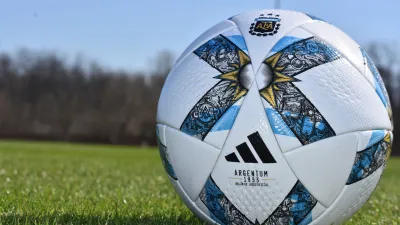 La AFA presentó la nueva pelota del fútbol argentino con las tres estrellas