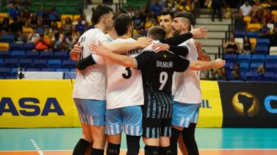 Vóley: con el paranaense Luciano Vicentín, Argentina venció a Perú e irá por el título