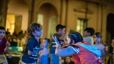 En la Plaza Alvear se llevó a cabo un espectáculo gratuito de danza y música. 