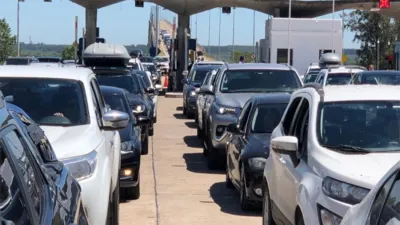 Los turistas argentinos soportaron largas colas para pasar al vecino país.