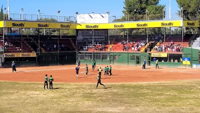 Con acción en cuatro diamantes, comenzó el torneo de sóftbol infantil en Paraná