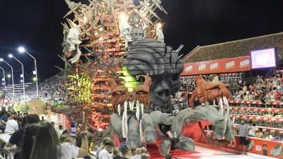 La última ganadora del Carnaval Ará Yeví (Club Tiro Federal) fue la encargada de abrir la primer noche del Carnaval del País en el Corsódromo de Gualeguaychú.