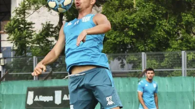 En Racing, Juan Pizzi probó con el entrerriano Tiago Banega entre los titulares