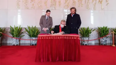 Alberto Fernández, Santiago Cafiero y Sabino Vaca Narvaja, embajador argentino en China, durante una actividad presidencial en Beijing.
