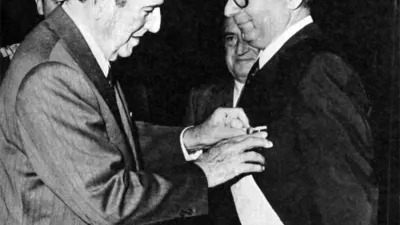 Juan Domingo Perón condecora con la Orden del Libertador a Licio Gelli, gran maestre de la Logia Propaganda Due, en 1973 (Archivo General de la Nación).