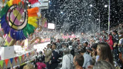 Fotografía de Norman Robson. La vuelta de la espuma en febrero fue lo distintivo en los carnavales de Gualeguay.