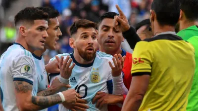 Por su expulsión ante Chile, Messi fue suspendido un partido y deberá pagar una multa