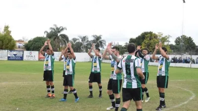 Fútbol: Arsenal y Unión Agrarios siguen liderando en Paraná Campaña