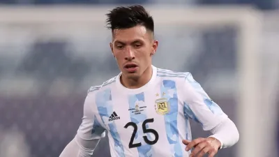 A pesar de su lesión, el entrerriano Lisandro Martínez tiene chances de jugar ante Italia