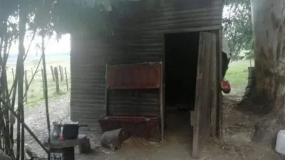 Los trabajadores vivían en condiciones infrahumanas en un predio perteneciente a Jujan Luis Spañoletti, ex viceintendente de Federación y ex delegado de Derechos Humanos y Pluralismo Cultural del Ministerio de Justicia de la Nación durante la presidencia de Mauricio Macri.