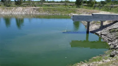 Imagen de archivo de la laguna que llaman sanitaria de la Cooperativa de Provisión de Agua Potable de Pueblo General Belgrano y por la cual tienen denuncias por contaminación desde 2015.