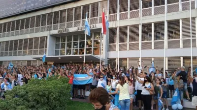 500 personas frente a Tribunales: según los pro vida, representan los 500 abortos que se producen al año en Entre Ríos por aplicar el protocolo de aborto no punible.