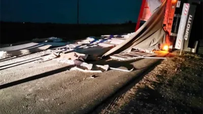 Un camión con acoplado volcó tras chocar con una moto y, lamentablemente, el motociclista falleció en el acto.