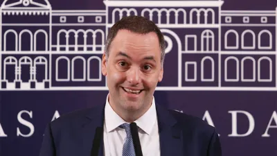 Manuel Adorni es el vocero presidencial y se jacta de los despidos en el Estado, mientras su hermano Francisco logró en menos de un mes pasar de cobrar 2,7 millones de pesos a cuatro millones de pesos mensuales.