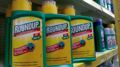 Recipientes de Roundup en una imagen de archivo.