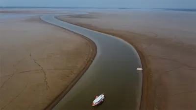 Sequía en la amazonia. Un barco navega por una sección del río Amazonas afectada por la grave sequía, cerca de Manacapuru, (Brasil).