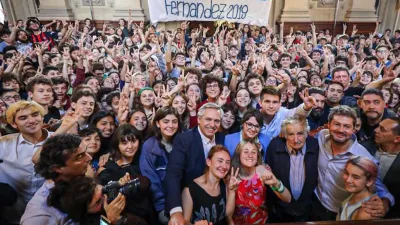 Alberto Fernández visitó el Nacional Buenos Aires junto a Mujica y criticó a Macri