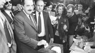 Raúl Alfonsín votando