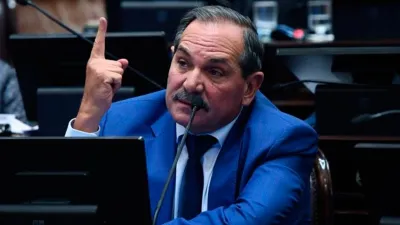 Alperovich pedirá licencia