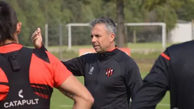 Gustavo Álvarez: “Noté dos equipos comprometidos y ocupados en hacer lo planificado”