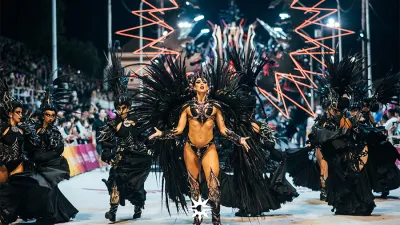 La comparsa Marí Marí del Club Central Entrerriano abrirá esta última noche del Carnaval del País.