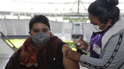 Las autoridades sanitarias de los diferentes distritos se contactan con las personas para ofrecer combinar el esquema.