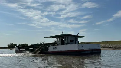 Imagen de archivo de la embarcación que es denunciada por dragar en el río Gualeguay.