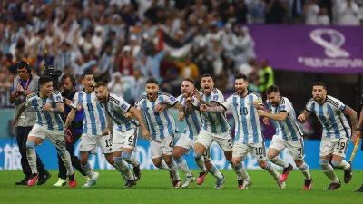 Con sufrimiento y por penales, Argentina se metió entre los cuatro mejores del Mundial