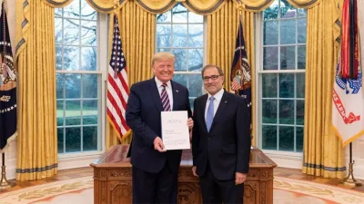 El embajador Jorge Argüello junto al presidente de Estados Unidos, Donald Trump. Argüello recomendó ser “razonablemente optimistas” por los apoyos obtenidos para la discusión con el FMI y los acreedores privados.