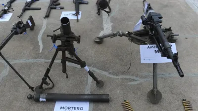 Algunas de las armas secuestradas durante el operativo contra la megabanda.