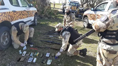 Los allanamientos permitieron secuestrar once armas de fuego, silenciadores, equipo de comunicación y cartuchería varias.