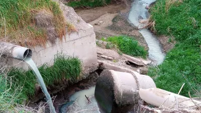 Los efluentes industriales son una de las causas de contaminación de río y arroyos en la provincia.