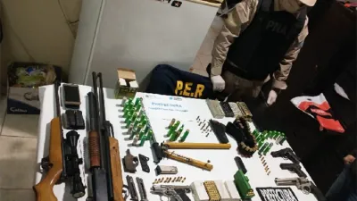 Además de las armas, se detuvieron a dos personas de 27 y 39 años.