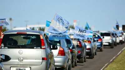 Imagen de archivo de una caravana automovilística para protestar contra la presencia ilegal y contaminante de la pastera UPM (ex Botnia).