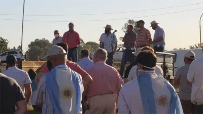 Confederaciones Rurales, la Sociedad Rural y la Federación Agraria confirmaron que se iniciará esta medianoche el paro patronal. Habrá un cese de comercialización de granos por 72 horas y los productores se manifestarán en las rutas.