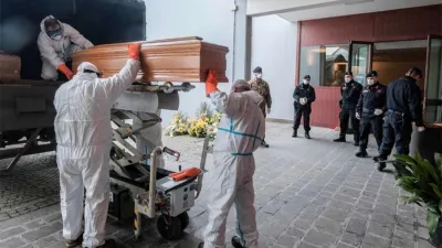 Los soldados del ejército italiano usan trajes protectores al transportar ataúdes en camiones militares desde el área de Bérgamo hasta el cementerio de Cinisello Balsamo, cerca de Milán.