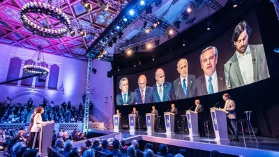 En el Paraninfo de la Universidad Nacional del Litoral de la ciudad de Santa Fe, se realizó el primer debate presidencial de cara al 27 de octubre. La próxima cita será el domingo 20 a las 21 en la Facultad de Derecho de la UBA.