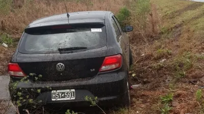 Un auto perdió el control y despistó en la autovía 14