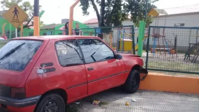 Un auto chocó contra un jardín tras esquivar a un motociclista que escapó de un control
