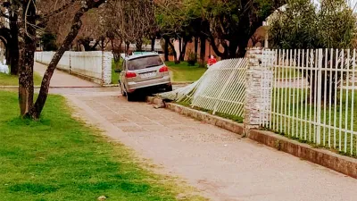 Un auto chocó las rejas del hospital