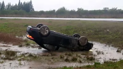 auto volcado ruta 18 San Salvador